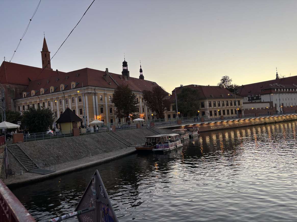 Budynki nad Odrą we Wrocławiu.