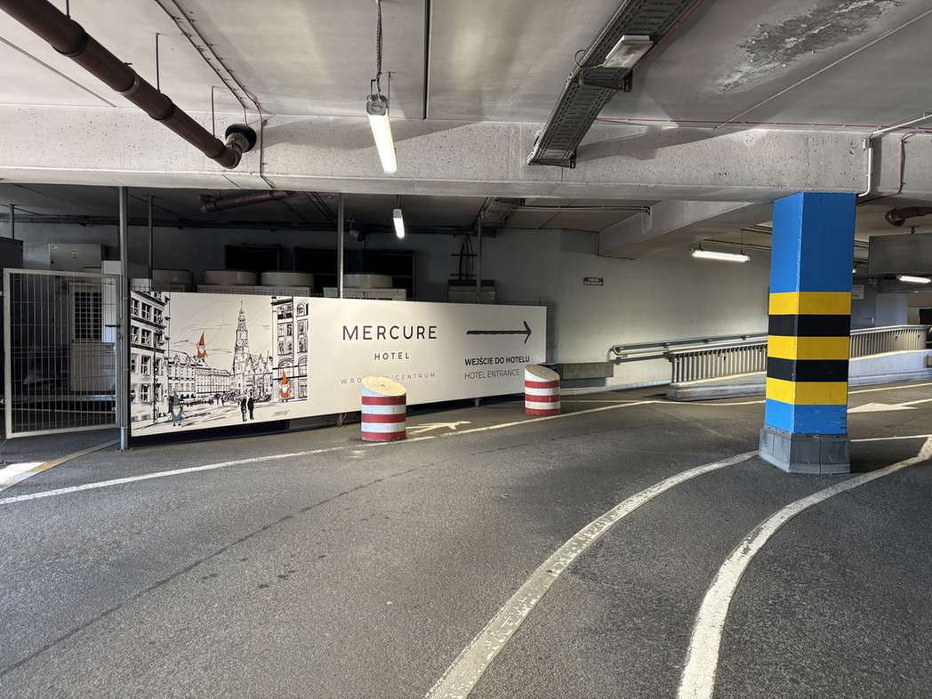 Droga z parkingu do hotelu we Wrocławiu.
