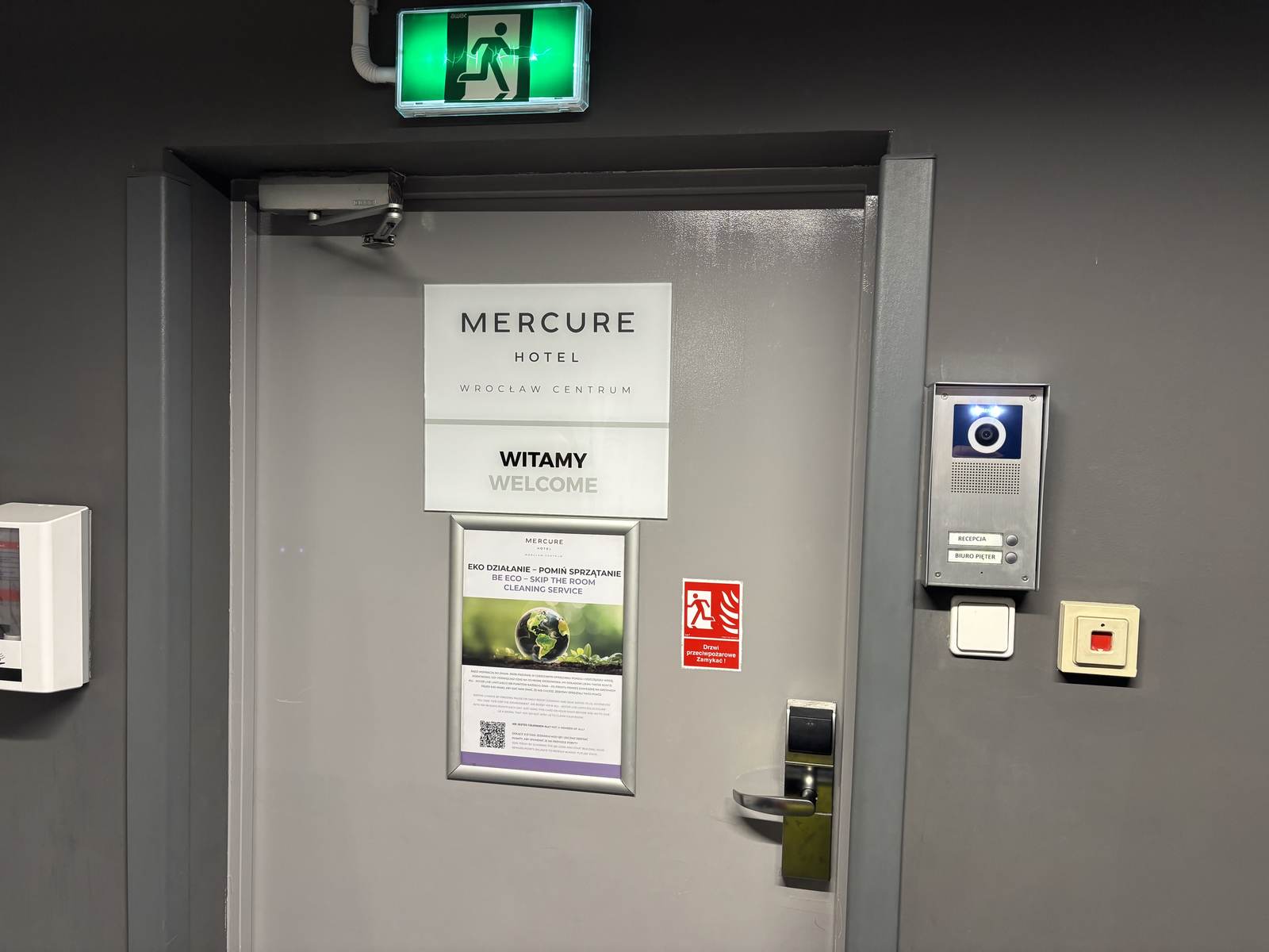 Drzwi wejściowe do hotelu od parkingu we Wrocławiu.