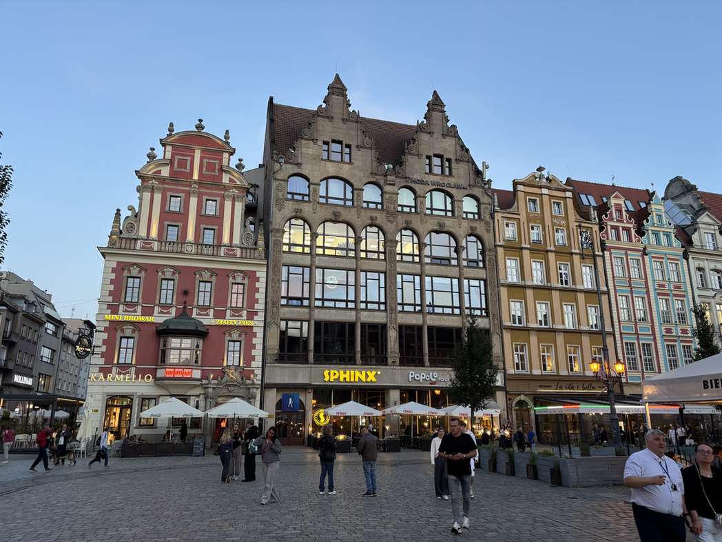 Fasady kamienic na rynku starego miasta we Wrocławiu.