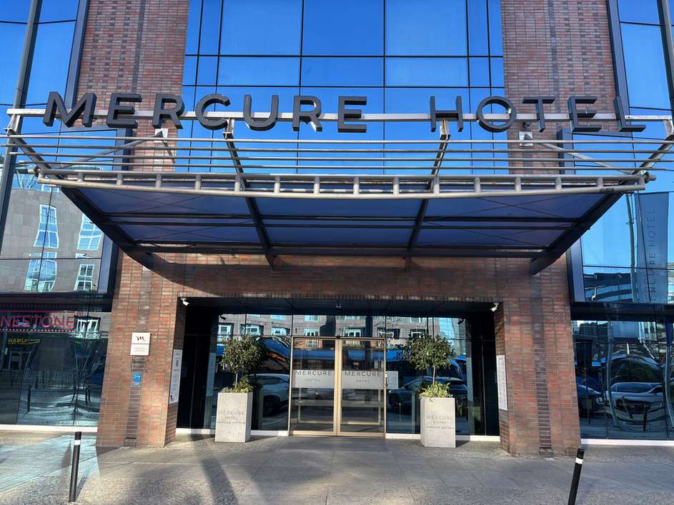 Główne wejście do hotelu we Wrocławiu.