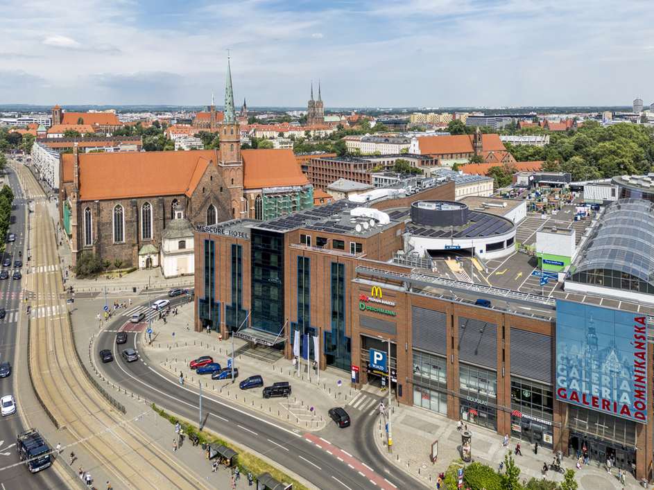 Hotel i panorama starego miasta we Wrocławiu.