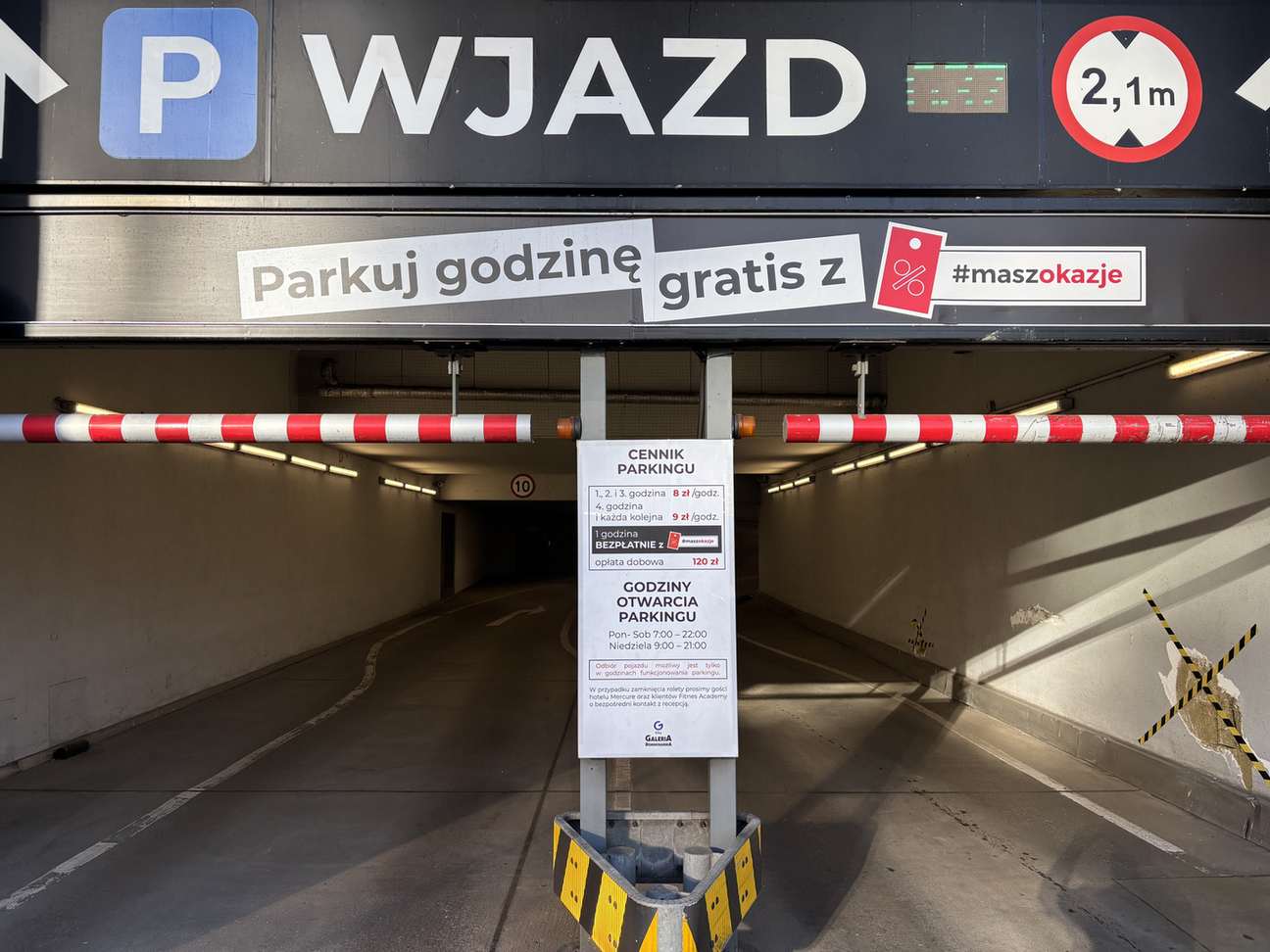 Oznakowanie wjazdu na parking i limit wysokości we Wrocławiu.