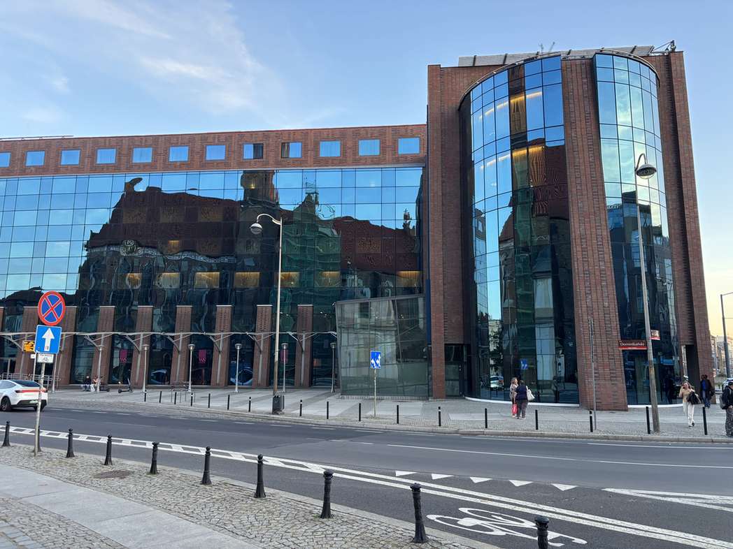 Przeszklona fasada i wykusze hotelu we Wrocławiu.