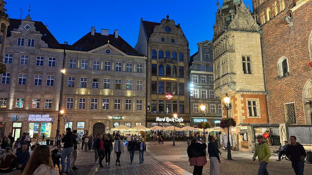 Rynek i Hard Rock Cafe o zmierzchu we Wrocławiu.