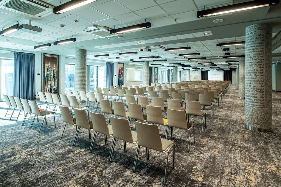 Sala konferencyjna z rzędami krzeseł we Wrocławiu.