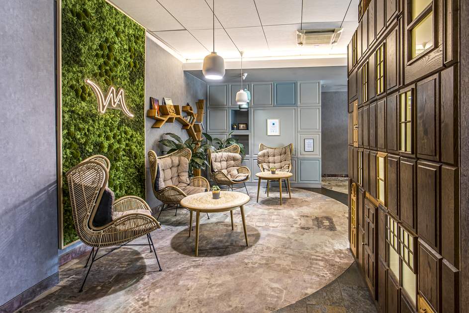 Strefa wypoczynkowa w lobby hotelowym we Wrocławiu.