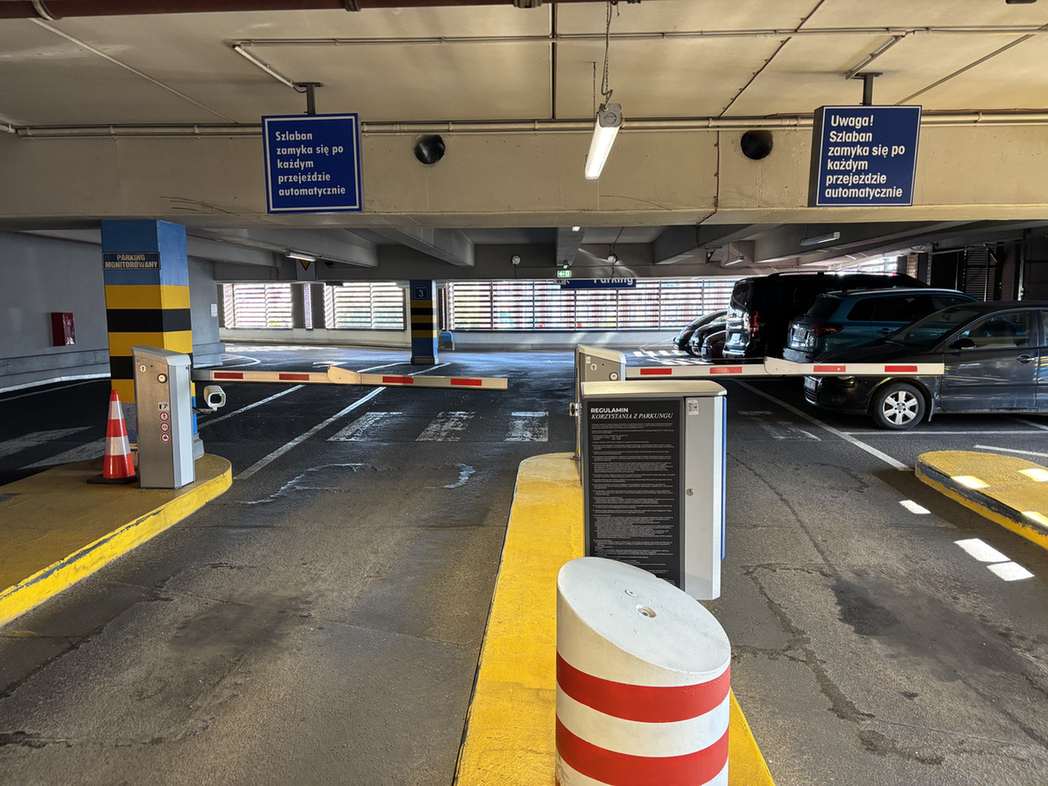 Szlaban parkingowy i automat biletowy we Wrocławiu.