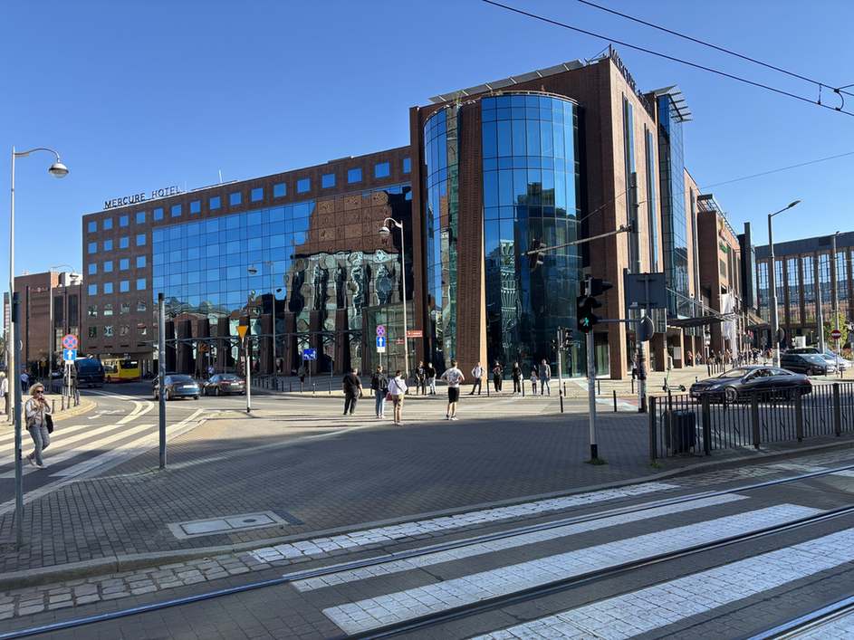 Widok hotelu od strony przejścia dla pieszych we Wrocławiu.