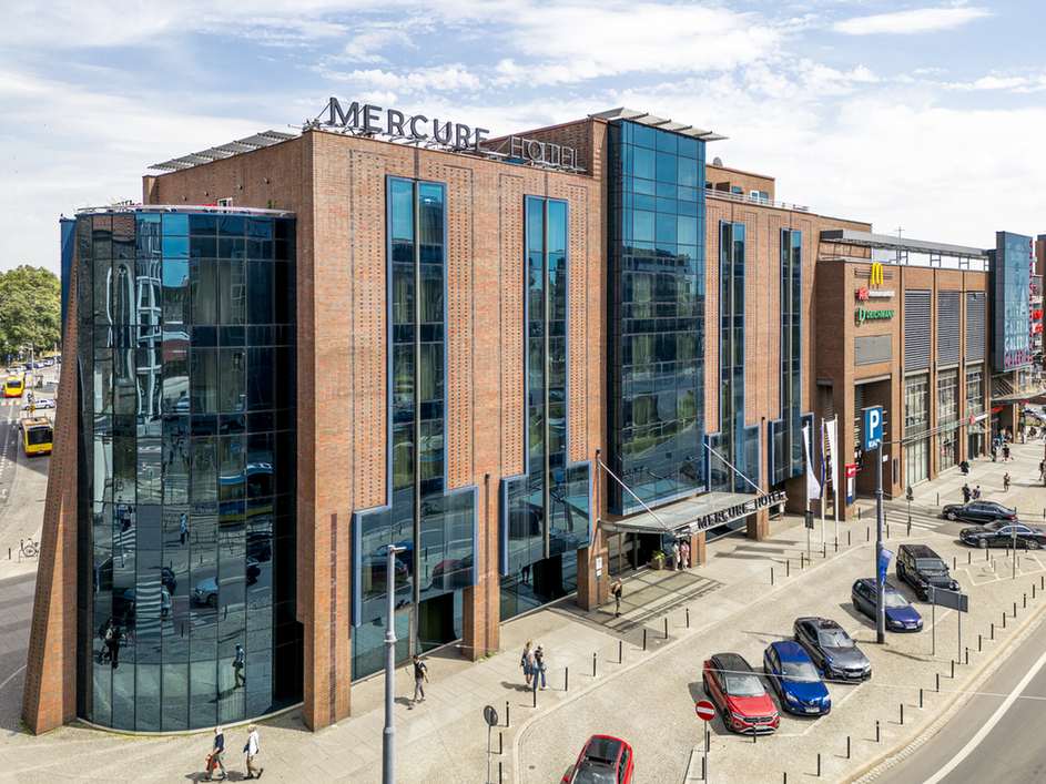 Widok hotelu od strony ulicy we Wrocławiu.