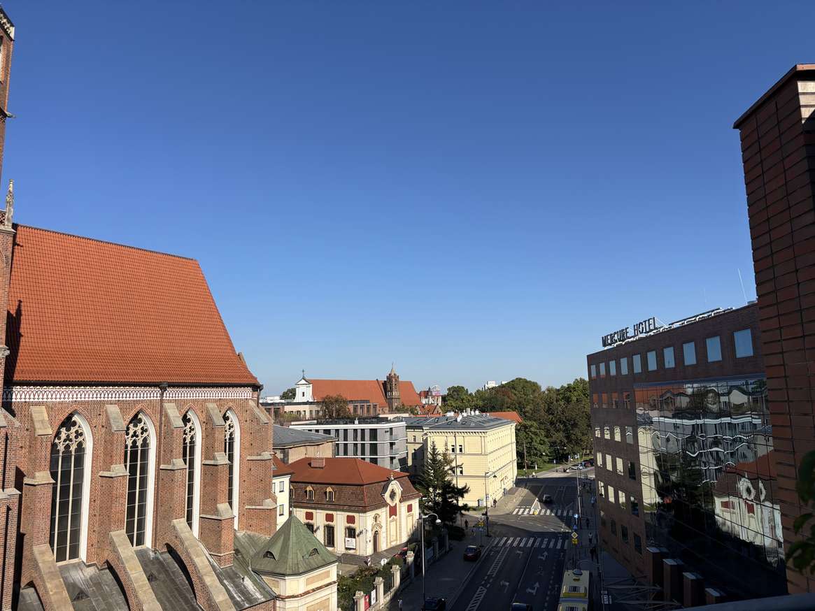 Widok na stare miasto z hotelu we Wrocławiu.