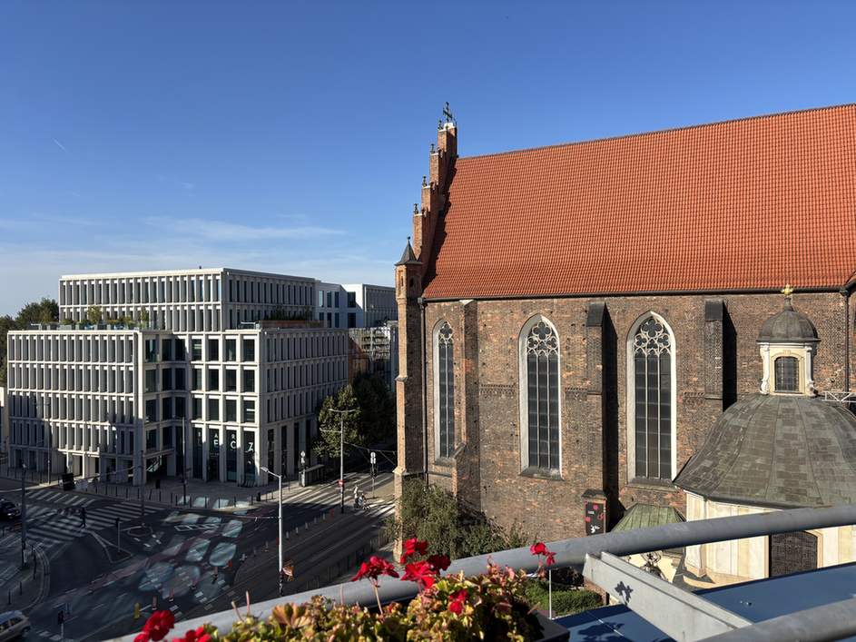 Widok na stare miasto z hotelu we Wrocławiu.