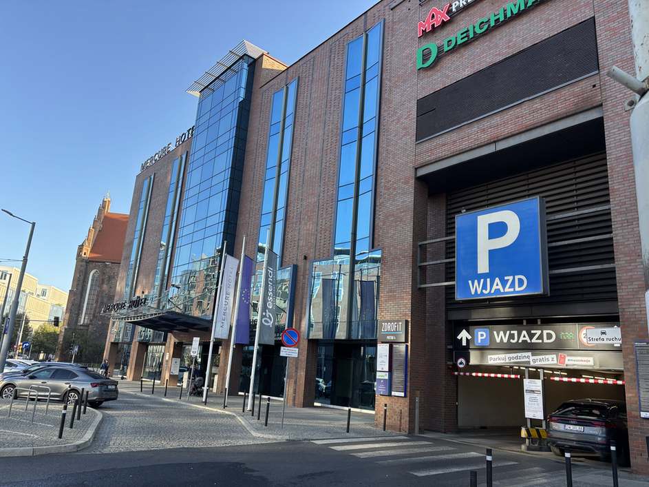 Wjazd na parking widok z ulicy 01 we Wrocławiu.