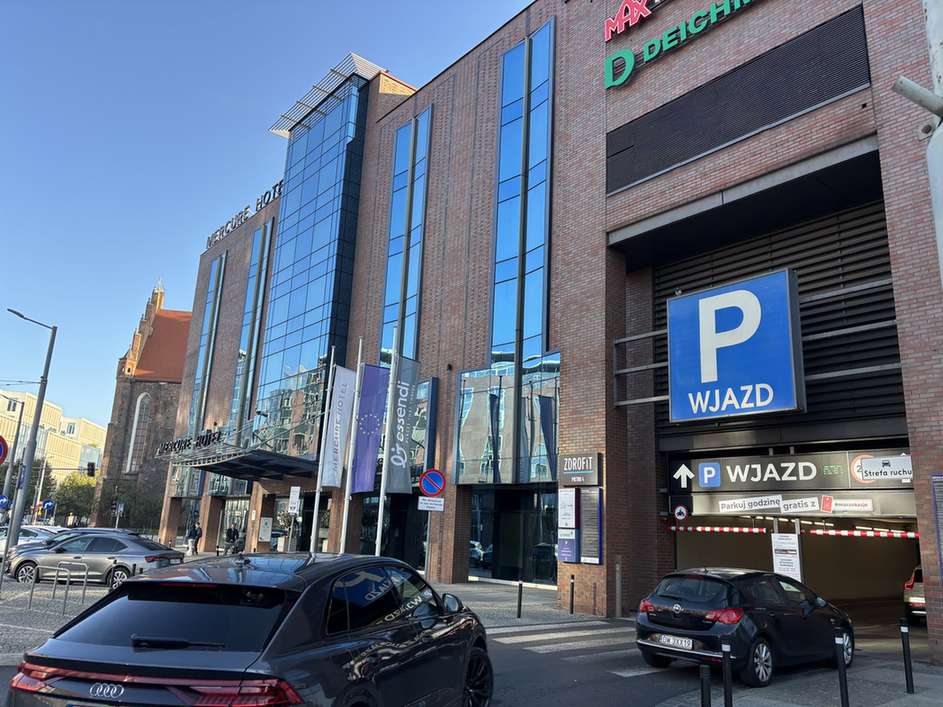 Wjazd na parking widok z ulicy 02 we Wrocławiu.