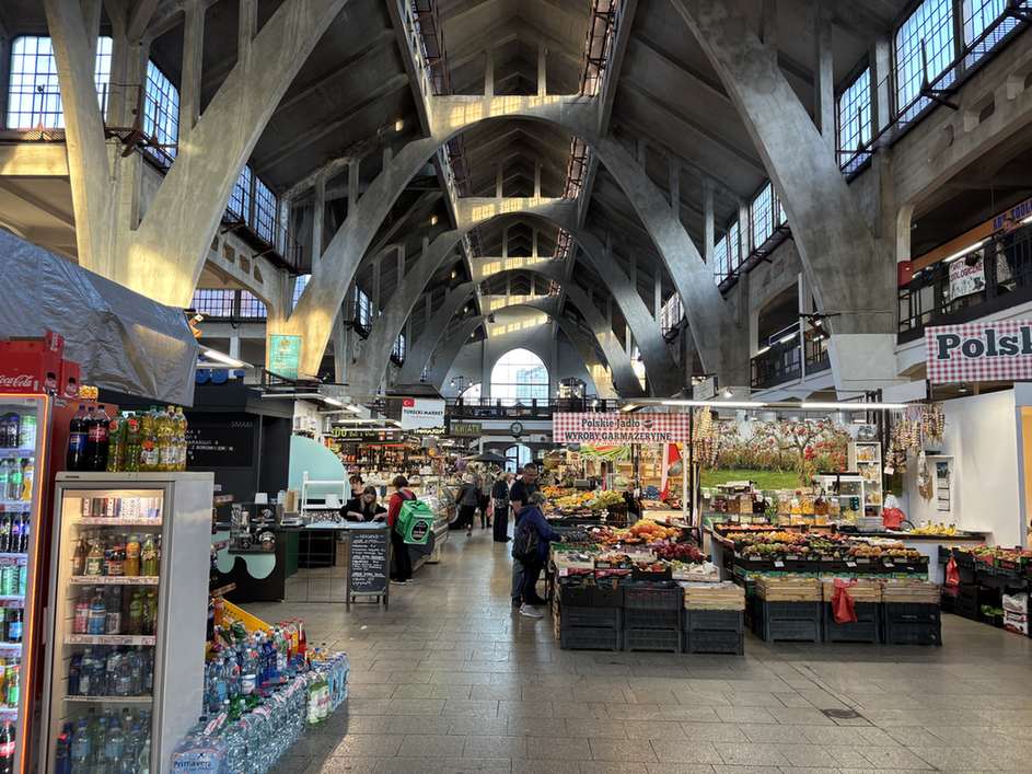 Wnętrze hali targowej we Wrocławiu.