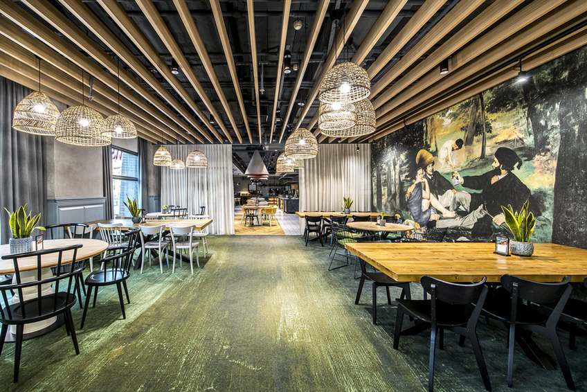 Wnętrze restauracji hotelowej we Wrocławiu.